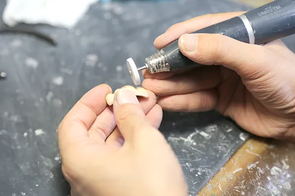 専属技工士が、あなたの歯をオーダーメイドで作成