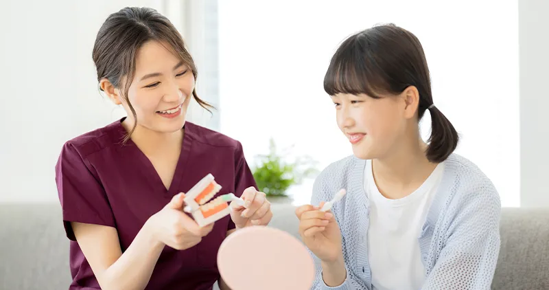 患者に歯の現状を説明している様子