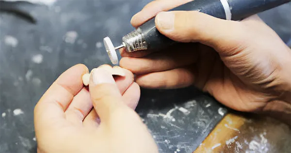 院内技工で補綴物を作っている様子